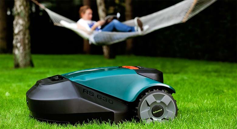 gasformig chap Udfør Mos i græsplænen - robotten hjælper